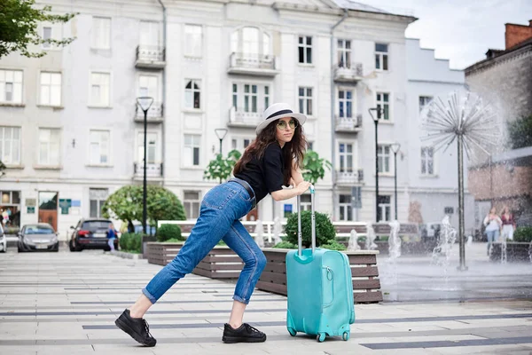 Junge Brünette Frau Schwarzem Hemd Jeans Und Weißem Hut Mit — Stockfoto