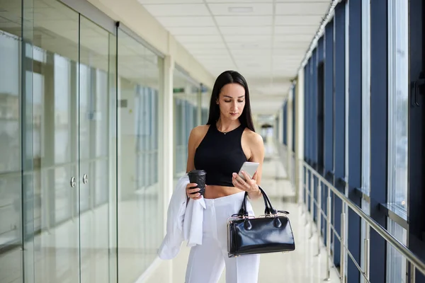 Mujer Morena Joven Con Pantalones Blancos Top Negro Mirando Pantalla — Foto de Stock