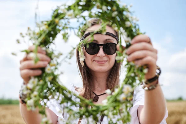 Foto Ravvicinata Una Giovane Donna Bruna Vestita Con Abiti Boho — Foto Stock