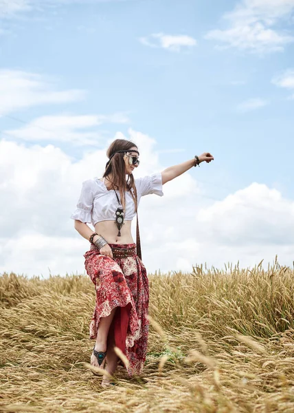 Jeune Femme Brune Hippie Vêtue Vêtements Style Boho Dansant Dans — Photo