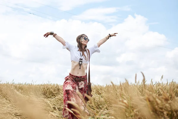 Jeune Femme Brune Hippie Vêtue Vêtements Style Boho Dansant Dans — Photo