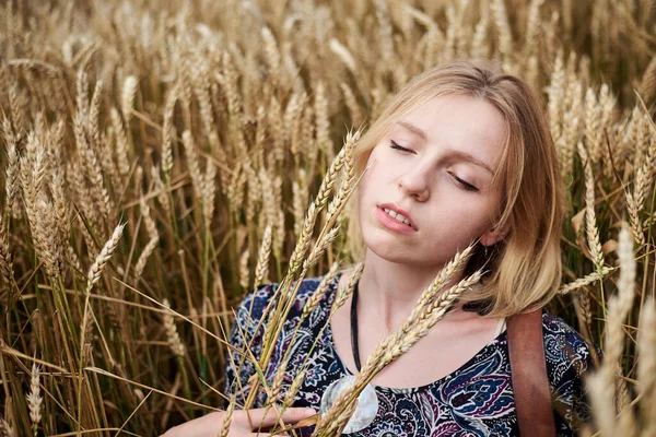 年轻的金发女人 穿着时髦的衣服 躺在地里 躺在麦秆上 在自然背景下的美丽女性的近照 生态旅游 创意肖像画 — 图库照片