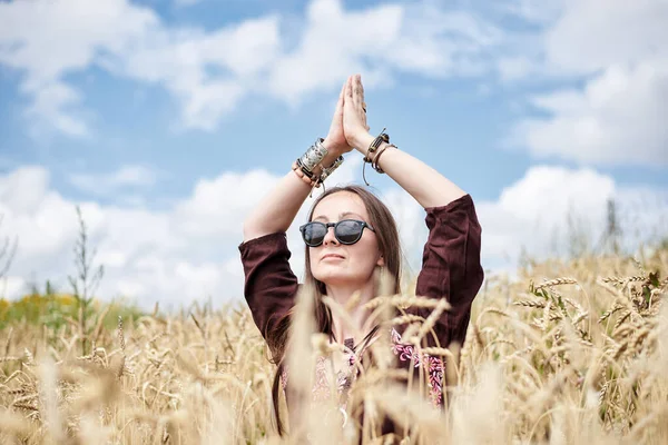 Giovane Donna Hippie Bruna Indossa Vestiti Stile Boho Seduta Mezzo — Foto Stock