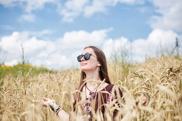 Giovane Donna Hippie Bruna Indossa Vestiti Stile Boho Seduta Mezzo — Foto Stock