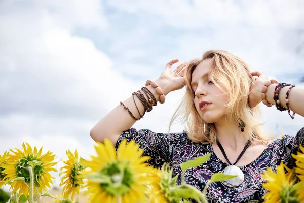 Jeune Femme Blonde Vêtue Vêtements Hippie Boho Debout Milieu Champ — Photo