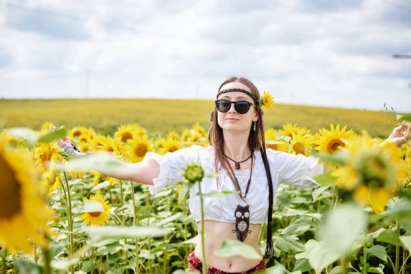 Jeune Femme Brune Vêtue Vêtements Hippie Boho Debout Milieu Champ — Photo