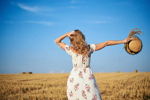 Jeune Femme Blonde Vêtue Une Robe Romantique Blanche Tenant Chapeau — Photo