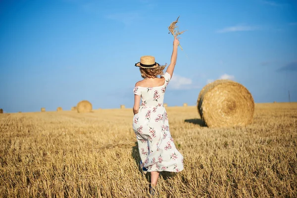 Jeune Femme Blonde Vêtue Une Robe Romantique Blanche Chapeau Paille — Photo