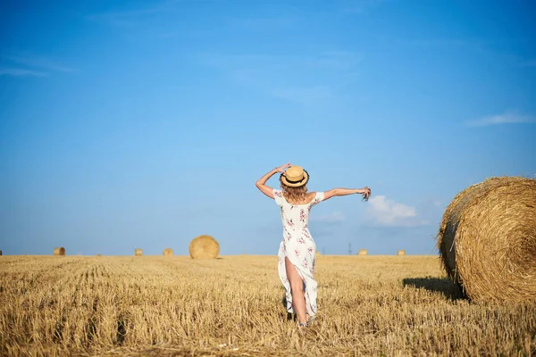 Jeune Femme Blonde Vêtue Une Robe Romantique Blanche Chapeau Paille — Photo