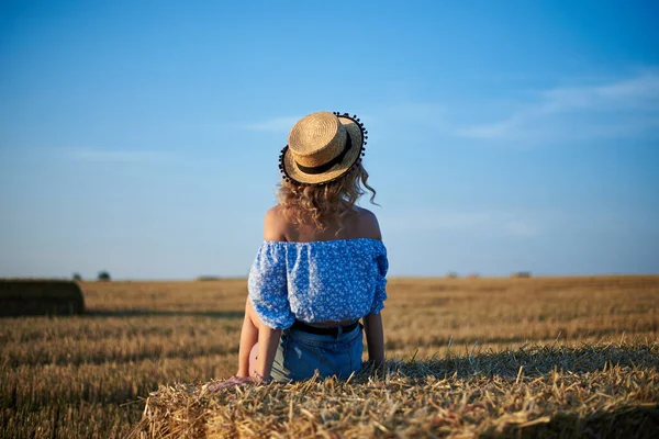 Giovane Donna Bionda Riccia Indossa Pantaloncini Jeans Camicia Azzurra Cappello — Foto Stock