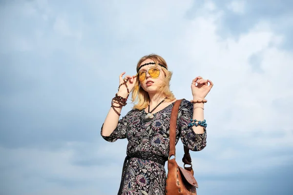 Joven Mujer Hippie Rubia Con Vestido Estilo Boho Gafas Sol — Foto de Stock