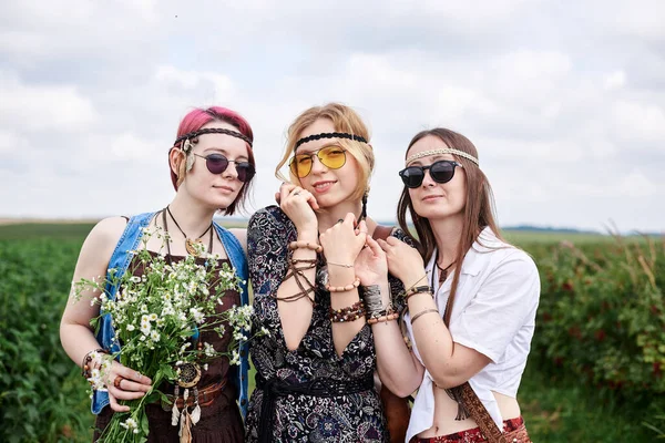 Tres Jóvenes Hippies Vestidas Con Ropa Estilo Boho Paradas Campo — Foto de Stock