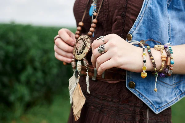 Foto Ravvicinata Delle Mani Femminili Tenendo Collana Legno Curvato Gioielli — Foto Stock