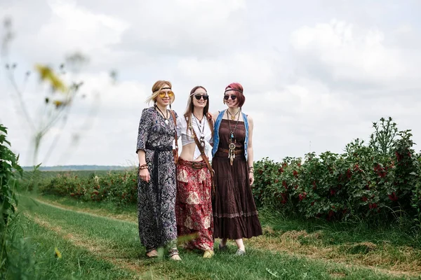 Three Young Hippie Women Wearing Boho Style Clothes Walking Green — Stock Photo, Image