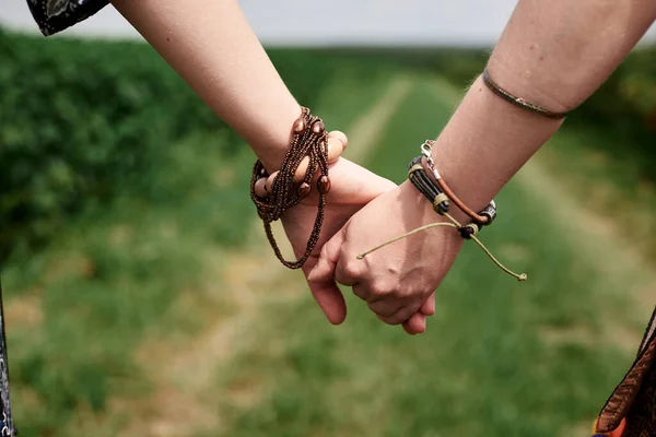 Imagem Close Mãos Com Pulseiras Coloridas Vários Anéis Segurando Outro — Fotografia de Stock