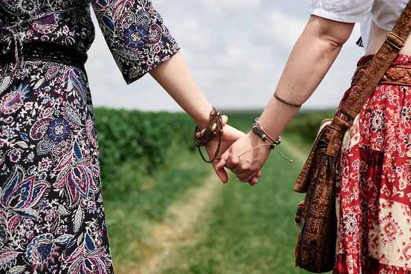 Imagem Close Mãos Com Pulseiras Coloridas Vários Anéis Segurando Outro — Fotografia de Stock