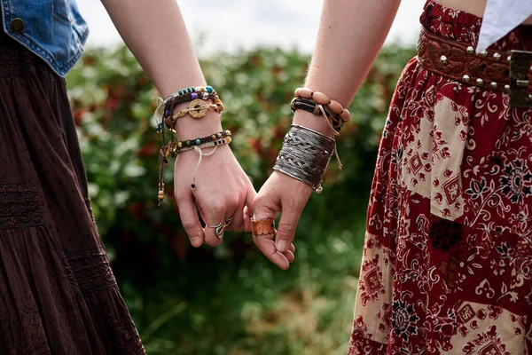 Photo Rapprochée Des Mains Avec Des Bracelets Colorés Divers Anneaux — Photo