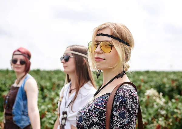 Hippie Women Wearing Boho Style Clothes Standing Green Field Holding — Stock Photo, Image