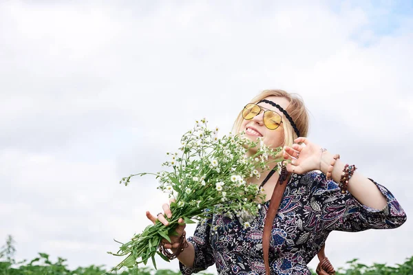 Mulher Jovem Hippie Loira Vestindo Vestido Estilo Boho Cinza Óculos — Fotografia de Stock