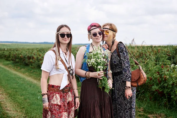 Three Young Hippie Women Wearing Boho Style Clothes Standing Green — Stock Photo, Image