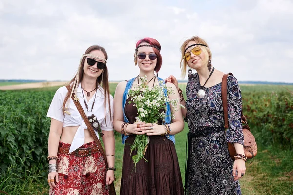 Three Young Hippie Women Wearing Boho Style Clothes Standing Green — Stock Photo, Image