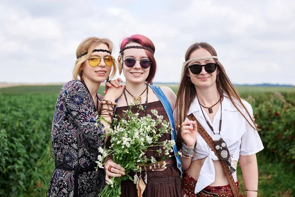 Tres Jóvenes Hippies Vestidas Con Ropa Estilo Boho Paradas Campo — Foto de Stock