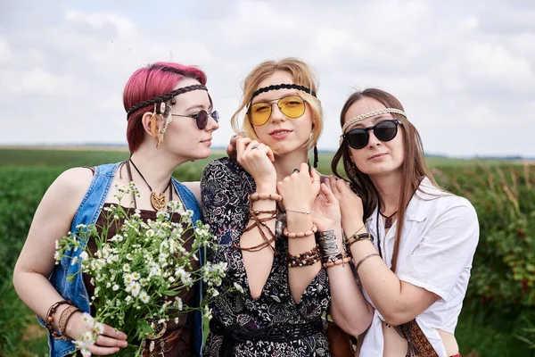 Drei Junge Hippie Frauen Boho Klamotten Stehen Auf Einer Grünen — Stockfoto