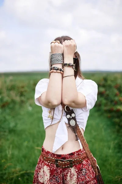 Jeune Femme Brune Hippie Portant Des Vêtements Style Boho Des — Photo