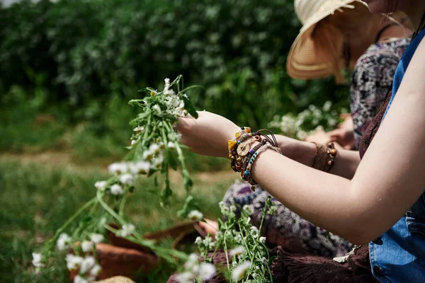 Foto Ravvicinata Donna Indossa Braccialetti Colorati Rendendo Corona Camomilla Fiore — Foto Stock