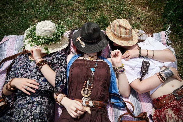 Tři Hippie Ženy Oblečené Pestrobarevných Šatech Boho Stylu Slaměných Kloboucích — Stock fotografie