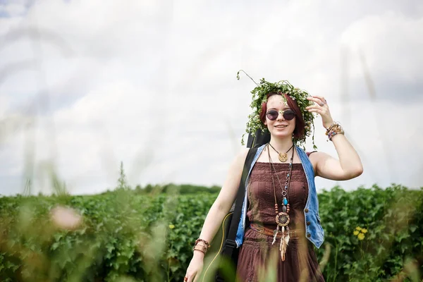Jeune Femme Hippie Aux Cheveux Courts Roux Portant Des Vêtements — Photo