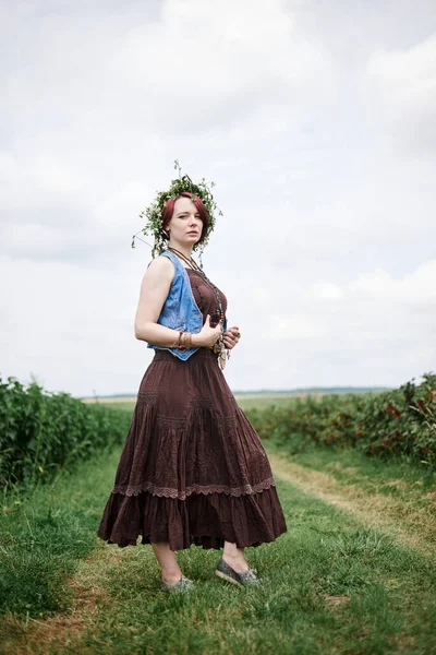 Mladá Hipísačka Krátkými Zrzavými Vlasy Oblečená Bohovském Stylu Květinovém Věnci — Stock fotografie