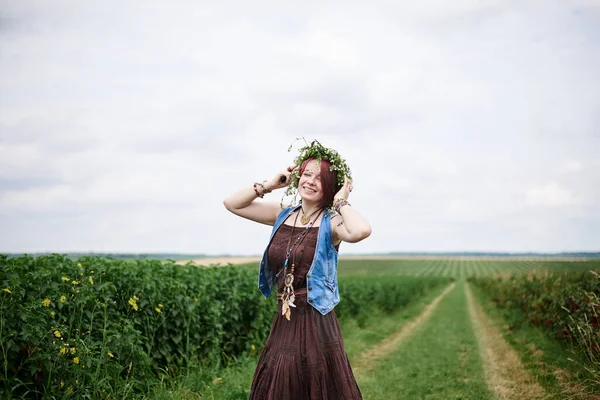 Young Hippie Woman Short Red Hair Wearing Boho Style Clothes — Stock Photo, Image