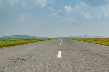 Tarlalarda uzun düz yol