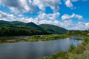 bir dağ nehri üzerinde kar-beyaz bulutlar