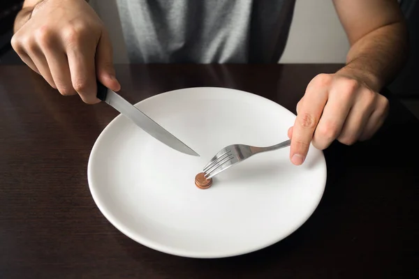 Zdrowa Żywność Ubóstwa Oszczędność Pieniędzy Monety Płytce Białe Jadalni Nóż — Zdjęcie stockowe