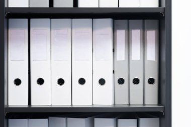 Boş kör klasörlerle dosyaları rafta. Arşivleme, metin için yer ile ofiste kitaptaki belgeler yığınları 