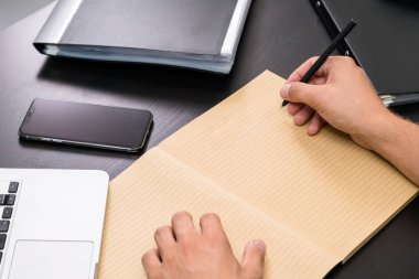 Ofis masaları ile genel gider görünümünü vintage dizüstü bilgisayar, bilgisayar klavye, tablet pc ve smartphone üzerinde kalemiyle listelemek yazma el mans. metin için yer kopyalayın. iş Ofis İşyeri