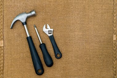 ty için alan kahverengi zemin üzerine tamir araçları natürmort