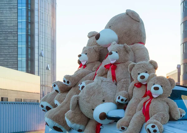 Arabanın kaputunun üstünde kırmızı kurdeleli dev oyuncak ayılar oturuyordu. Mesaj için yer var. Aşk, Sevgililer Günü konsepti