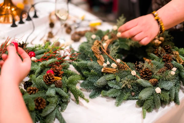 Taller Tejido Guirnalda Navidad Mujer Manos Decoración Corona Navideña Hecha —  Fotos de Stock