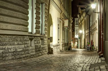 Dar eski şehir sokak Tallinn, Estonya gece zaman. Taş kaldırım yol rahat şehir Baltık Devletleri tarihi şehrin. Turistik 