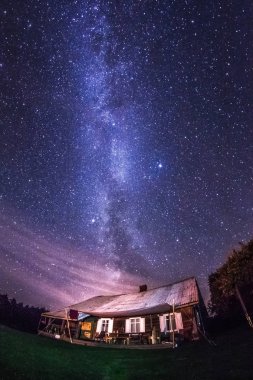 Gece manzarası renkli Samanyolu ile ağaçlar ve ülke şehir dışında ev üzerinde yıldız. Yıldızlı gökyüzü yaz evde ile. Güzel evren. Uzay astro fotoğraf arka plan
