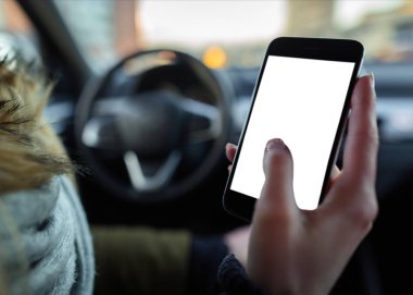 Direksiyon simidi akıllı telefon kullanarak ele. görüntüyü, boş ekran izole, internet uygulaması, ulaşım teknoloji kavramı kontrol alay
