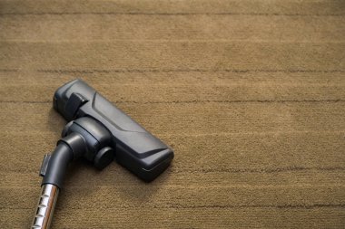 Modern bir elektrikli süpürge halı vakumlama sırasında kullanılan karanlık Başkanı. Temizlik hizmet anlayışı. Elektrikli süpürge ile halı boya işlemi