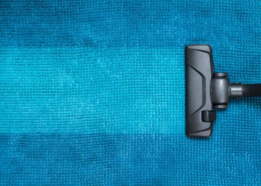 Modern bir elektrikli süpürge halı vakumlama sırasında kullanılan karanlık Başkanı. Temizlik hizmet anlayışı. Elektrikli süpürge ile halı boya işlemi