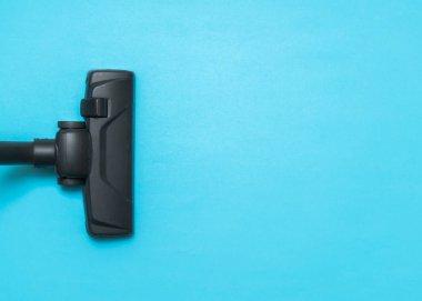 Zemin vakumlama sırasında kullanılan modern elektrikli süpürge karanlık Başkanı. Temizlik hizmet anlayışı. Elektrikli süpürge ile boya işlemi. Alan türü için