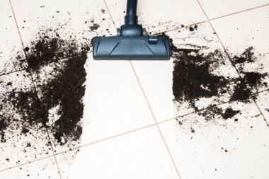 Kir yerdeki vakumlama sırasında kullanılan modern elektrikli süpürge karanlık Başkanı. Temizlik hizmet anlayışı. Elektrikli süpürge ile boya işlemi