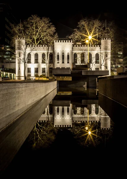 Mistik Belediye Binası, Tilburg Hollanda su yansıması ile gece. Aşağı şehir tarihi Hollanda mimarisi içinde. Turistik. Gece fotoğrafçılığı