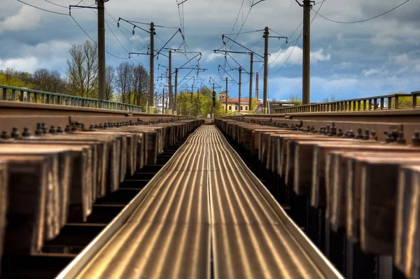 Железнодорожный Вокзал Выходит Перспективу Промышленный Ландшафт Железной Дорогой Красочным Облачным — стоковое фото